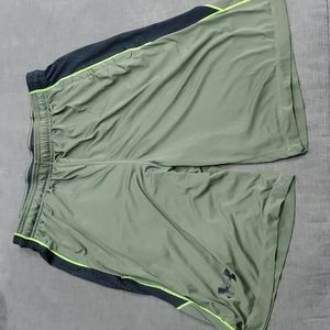 💥50% sale💥 Under Armour army green shorts M #b625